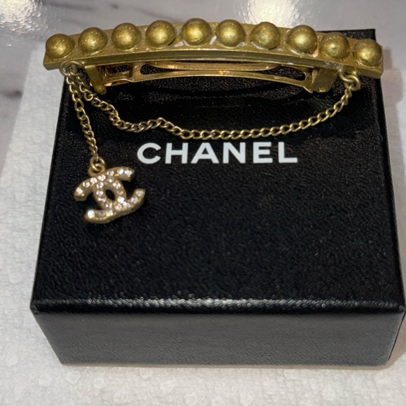 Preloved Vintage Chanel hair clip great condition has some wear little scratches